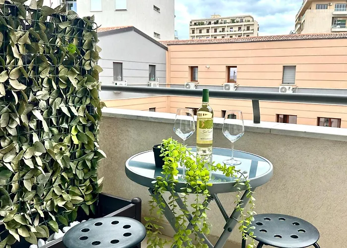 Location10 Bed and Breakfast 4*