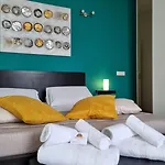 לינה וארוחת בוקר Location10 4*