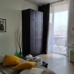 לינה וארוחת בוקר Location10 4*
